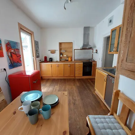 Апартаменты Gemuetliche Kuenstlerwohnung Mit Grosser Dachterrasse *